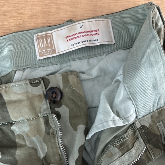 GAP Straight Khaki High Rise pant in camo - Picture 3 of 3